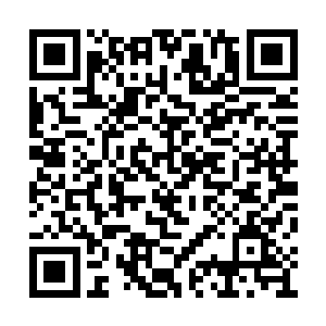 赵腾与王洁较为拘谨和沉默地坐在一旁的沙发上二维码生成