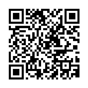 赵长枪站在船头看着朝他们追來的快艇二维码生成