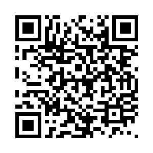 起居室中间摆着一张五颜六色的地毯二维码生成