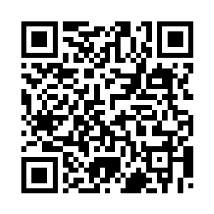 踏着粉底官靴的双脚踩着台步上前二维码生成