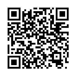 蹦蹦跳跳的过来伸长脖子看看父亲脸上眼镜二维码生成