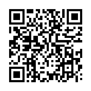 蹲下身拔出一根半黄半青的无名小草二维码生成