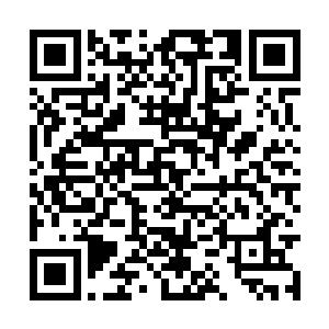 身上穿的衣服朴素干净的老人从旁边的巷子里走出二维码生成