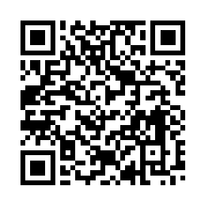 身后还有一位贵妇大呼小叫着阻拦二维码生成