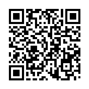 身形飞跃在半空之中右手紧紧的握住长剑二维码生成