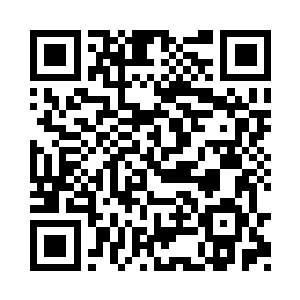 身材修长的妖怪蜷曲着身子坐在小小的椅子上二维码生成