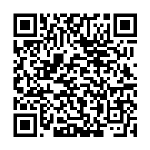 身材魁梧的杜迁则是很醒目的站在临时搭起的草台上二维码生成