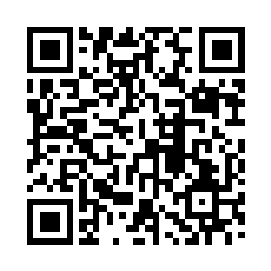 身着红卫衣和牛仔裤的叶惟微笑的走来二维码生成