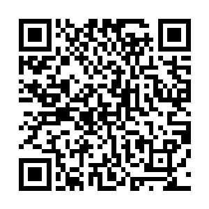 身穿一袭黑色僧袍的地藏王带着正法明如来一步步踏上大殿二维码生成