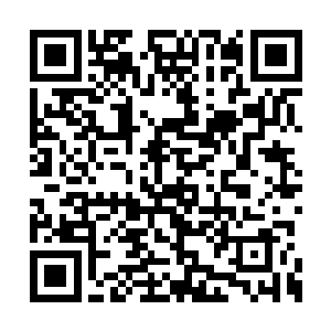 身穿一身工商服的一个位工商局的同志站了起来二维码生成