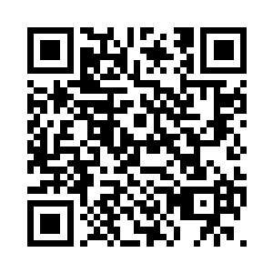 身穿和服之人脚下在地面上用力一踩二维码生成