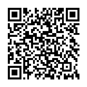 身穿黑衣的龙腾脸上戴着面具从林子里走了出来二维码生成