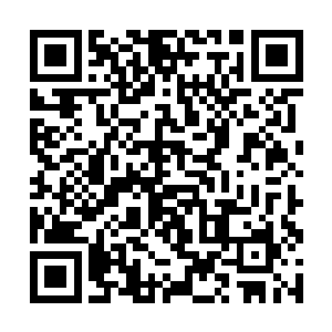 身边还挎着两个千娇百媚气质高贵穿着奢华的大美女二维码生成