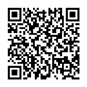 车厢与坚硬的地面摩擦出的火星几乎像是节日的烟火般二维码生成