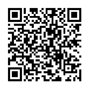 边妈扭头看着旁边三口两口就一碗下肚的边学道说二维码生成