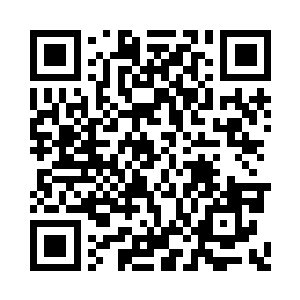 过了一会儿牵着一只丑陋的黑色小狗跑了出来二维码生成