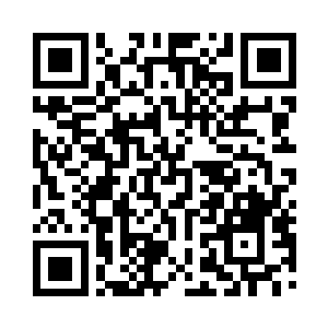 过来过去的人总会有意无意的朝她瞟一眼二维码生成