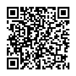 运用到近乎极致的手法――舞场蓝色魅惑的灯光从窗口透出二维码生成