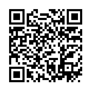 还有两个看起来十分木然的女人在盯着她们二维码生成