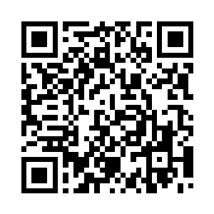 还特意戴了一副黑边框的学生眼镜二维码生成