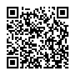 这两辆黑色轿车却是一左一右将悍马给夹在了中间二维码生成
