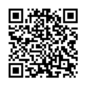 这个人也是穿着一身颜色略深的衣服二维码生成