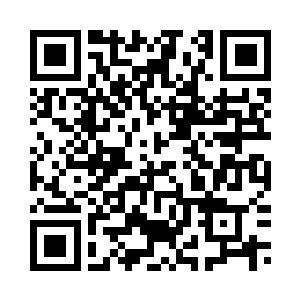 这个人身穿苏丹的大阿訇白色长袍二维码生成