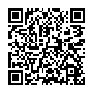 这个小广场上已经搭起了一些有遮阴作用的简易的交易摊位二维码生成