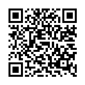 这个脖子上戴着记者证的女人已经痛死过去了二维码生成