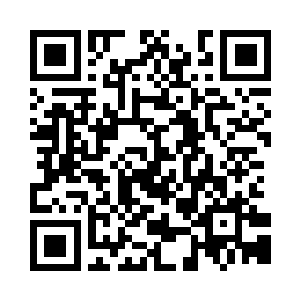 这位老人用惊奇又带些惊恐的目光看着龙傲天二维码生成