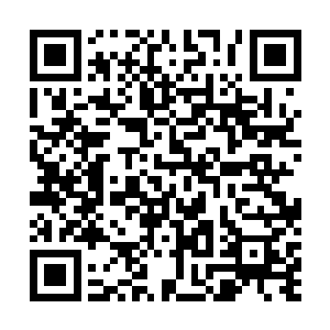 这几个穿着黑色风衣带着红手套的人中带头的是一个少校二维码生成