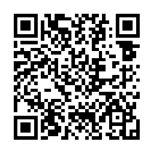 这四个男人就是为了降低巴克一个男人站在这里的突兀感二维码生成