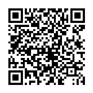 这巨猿喷吐出的乳白色液体其实是一种黏性极强的树胶二维码生成