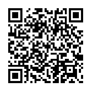 这时候灰姑娘的姐姐看到王子和灰姑娘一起跳舞二维码生成