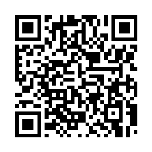 这时的工厂的外墙上站着一位青年二维码生成