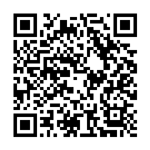 这老两口子就不能坐在客厅里的沙发上好好地看电视吗二维码生成