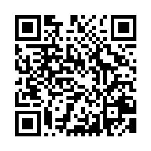 远处一大群穿着白色救护服的人跑了过来二维码生成