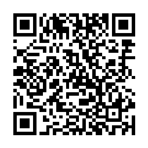 远远就看到了他们四个人坐在靠窗户的地方吃着东西二维码生成