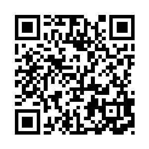 迪飞和四眼围在电脑前看着岛国动作片二维码生成