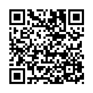 透过医疗舱上方拳头大小的观察孔可以看到二维码生成