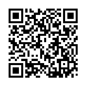 透过窗户正好可以看到张小凡在挥舞着砍刀二维码生成
