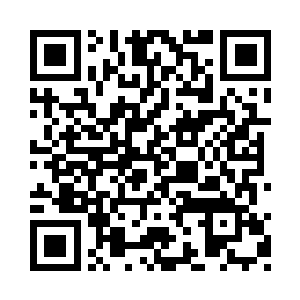 透过窗户看到一个女孩子正大摇大摆的走进来二维码生成