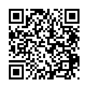 通体血红的异种蟒蛇正在洞中睡觉休眠二维码生成