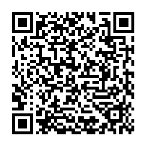 那三位公子哥早已经手慢脚乱地去帮忙把酒瓶从何一进的口中拿下来二维码生成