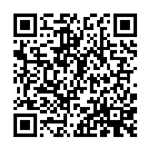 那两个小姐拿着几句衣服就光着屁股从里面跑出来了二维码生成