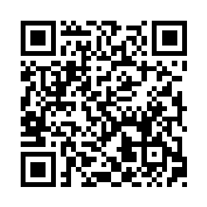 那个人头上戴了一个红白方格的阿拉伯头巾二维码生成