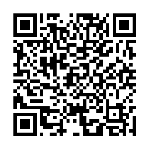 那个人随着声响朝着刚刚发出声音的大门走了过去二维码生成