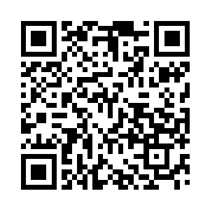 那个男人怔怔的看着女孩儿还算干净的脸二维码生成