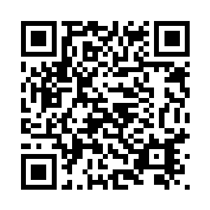 那个男生则不停的在旁边说着什么二维码生成