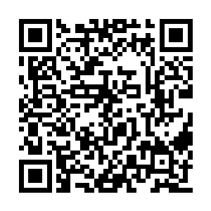 那个穿着性感的女人已经站在了前面的小圆台上二维码生成